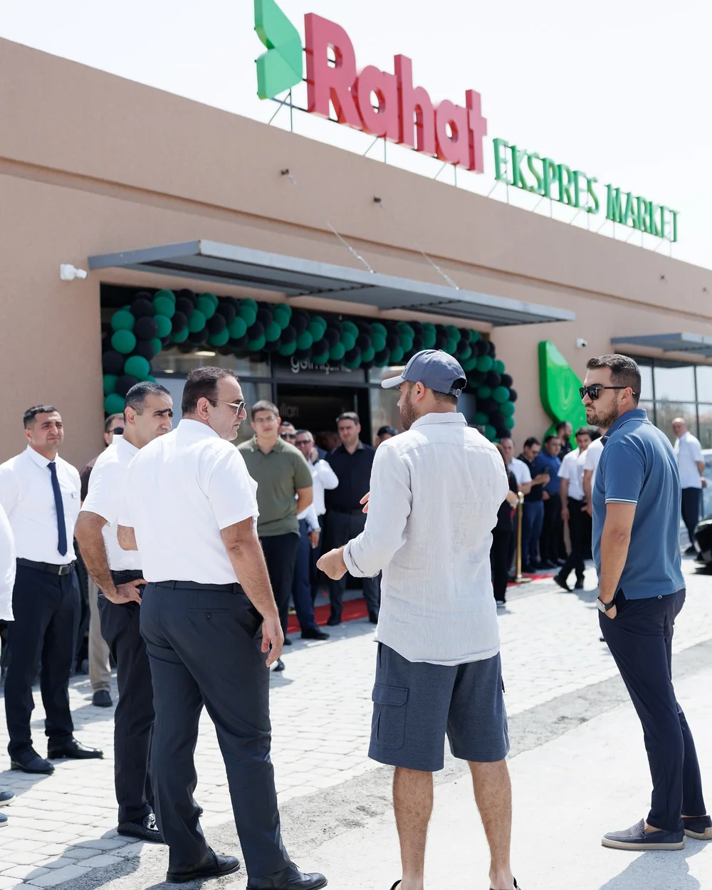 Фасад: RAHAT EKSPRES MARKET, гости открытия у входа