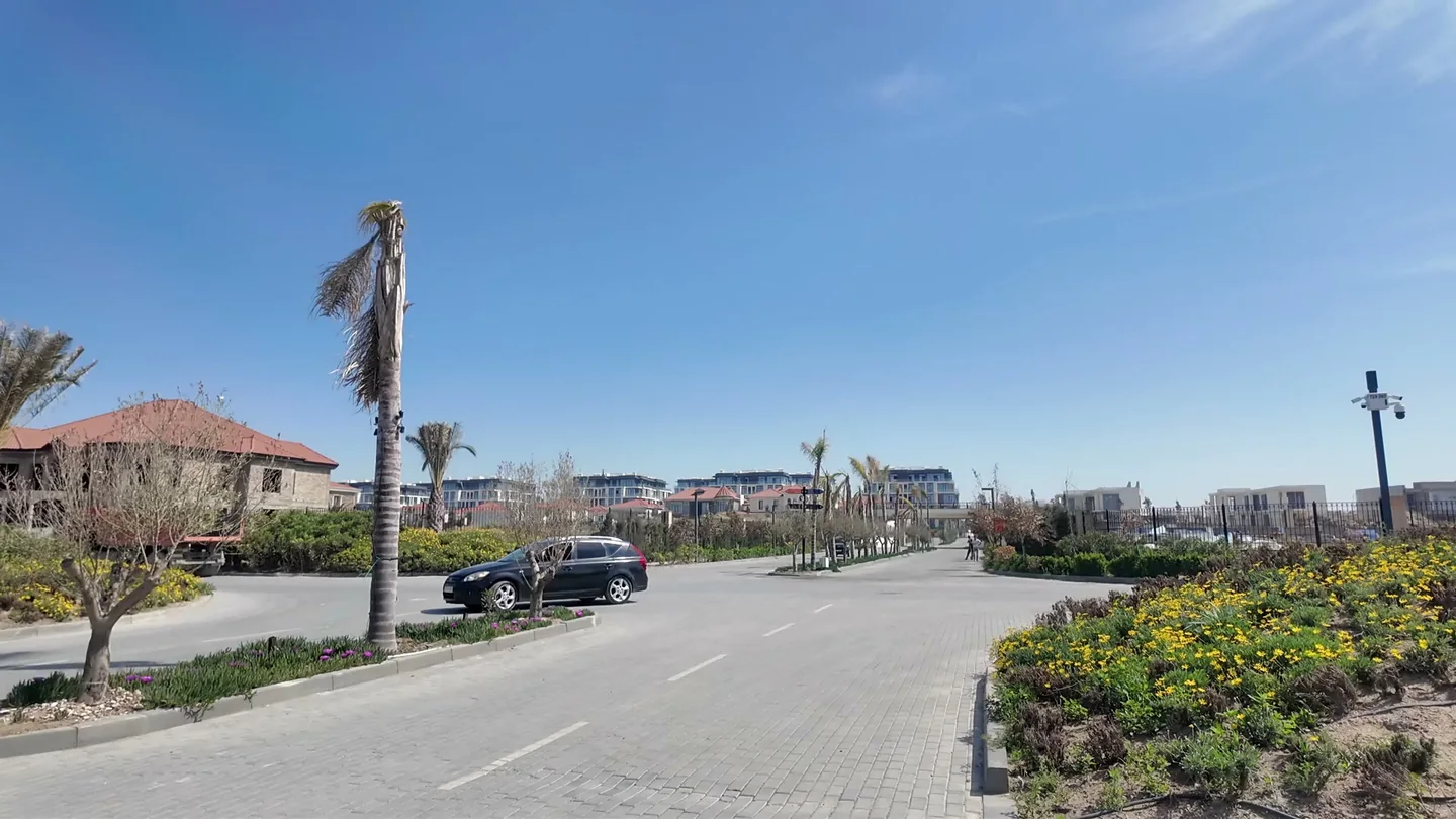 Улица курорта Sea Breeze